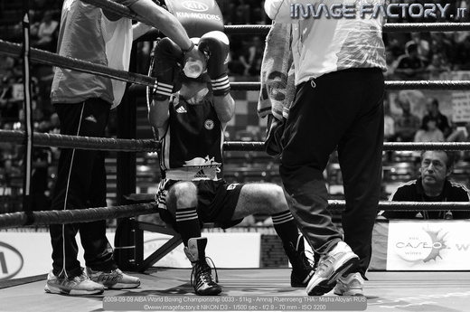 2009-09-09 AIBA World Boxing Championship 0033 - 51kg - Amnaj Ruenroeng THA - Misha Aloyan RUS